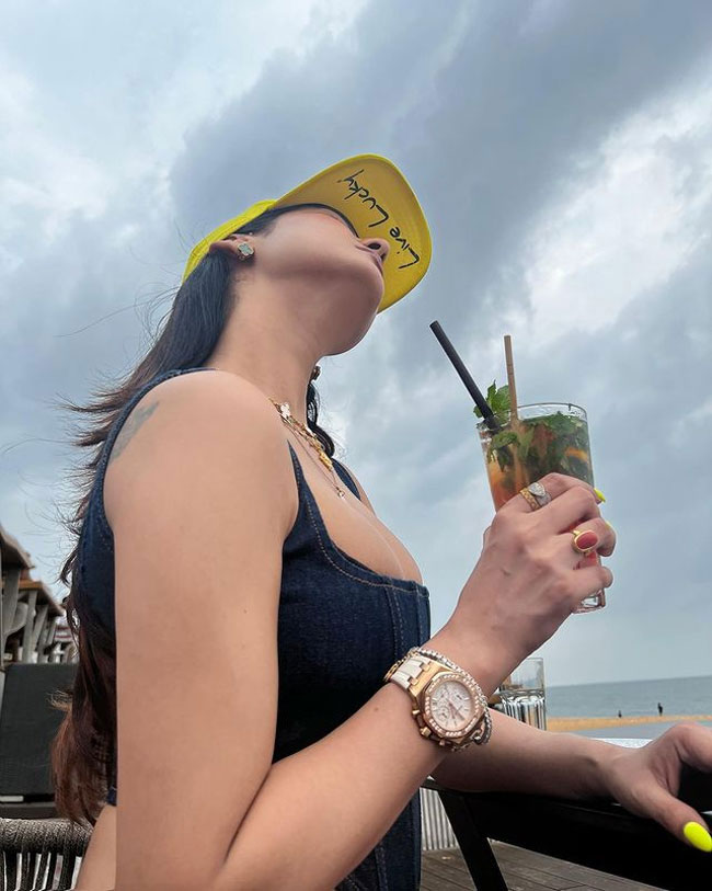 Staggering Poses Of Sonal Chauhan In Jeans